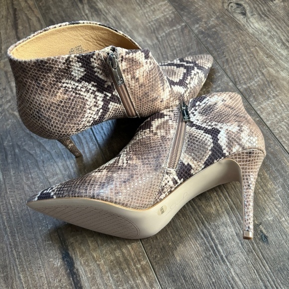 NEW Jessica Simpson Layra Snakeskin Ankle Boot Pointed Toe Women's Size 8 - Picture 4 of 16